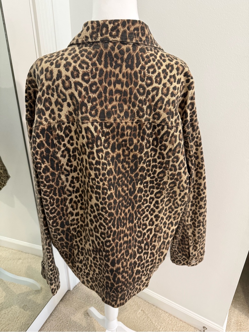 Vero Moda oversized denim jacket in washed leopard print Size Medium - Picture 4 of 12
